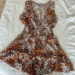 Animal print low cut flowy dress 🐆
